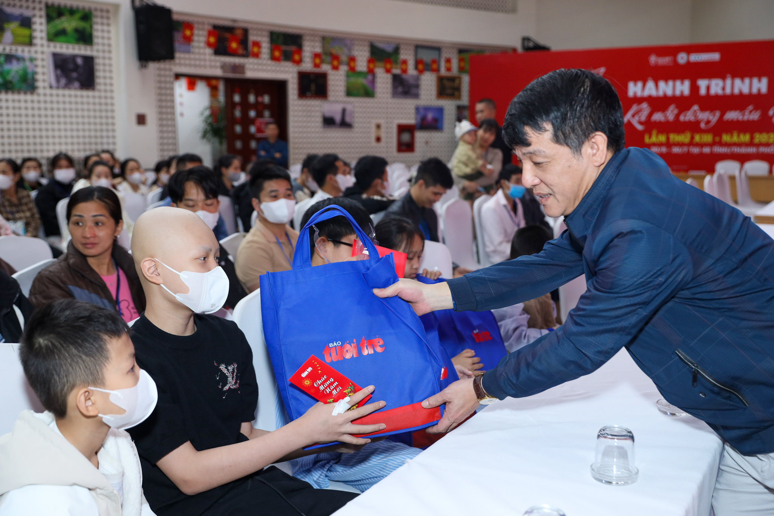 Mẹ của bệnh nhi mắc hội chứng Down, ung thư máu xúc động nhận quà Ước mơ của Thúy - Ảnh 3.