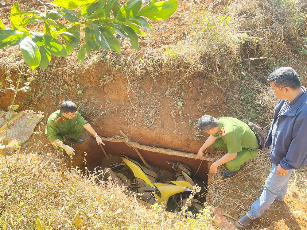 Công an khám nghiệm hiện trường hố chôn giấu chiếc xe máy. Cong-an-thong-tin-vu-cuop-nga-hang-Gia-Lai-2.jpg