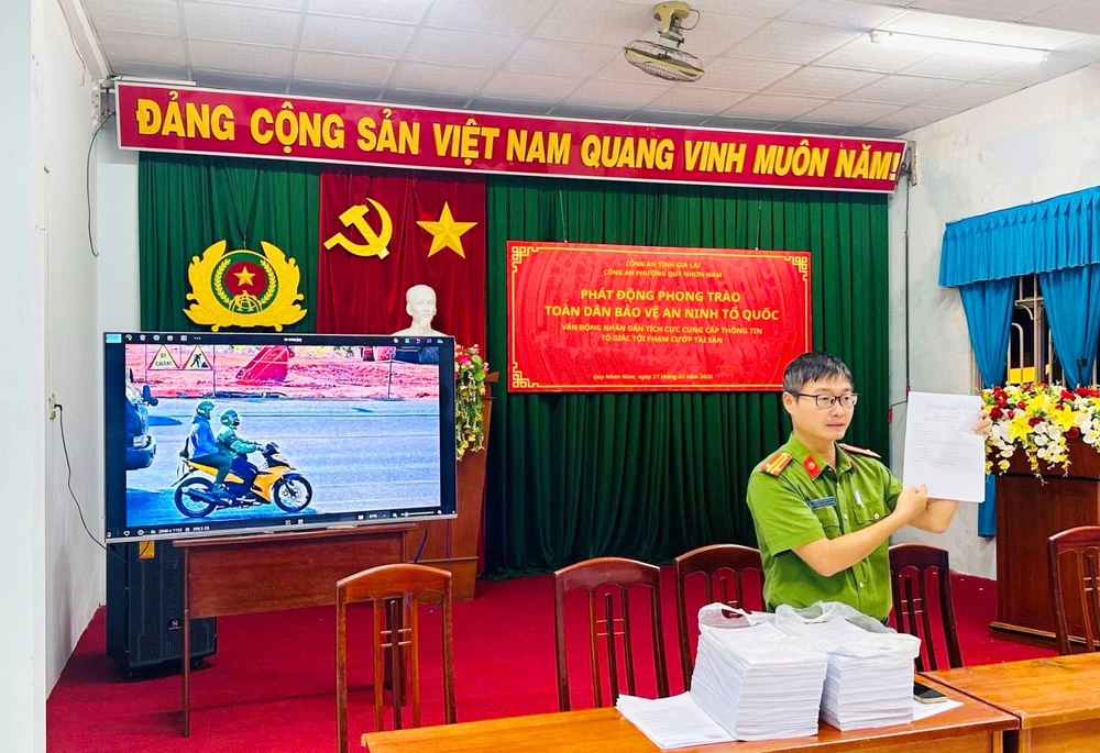 Công an các phường, xã trên địa bàn tỉnh Gia lai đã đồng loạt tổ chức phát động phong trào toàn dân bảo vệ an ninh Tổ quốc, kêu gọi tố giác tội phạm liên quan vụ cướp ngân hàng tại phường Hội Phú, tỉnh Gia Lai. Truy-tim-nghi-can-cuop-ngan-hang-Gia-Lai-2.jpg