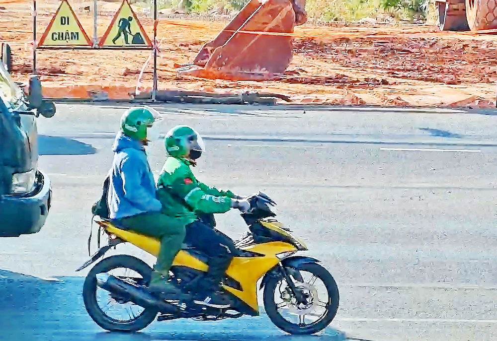 Hình ảnh nhận dạng hai người đàn ông thực hiện vụ cướp ngân hàng rồi điều khiển xe máy màu vàng đen chạy thoát. Cong-an-thong-tin-chi-tiet-vu-cuop-nga-hang-Gia-Lai-1.jpg
