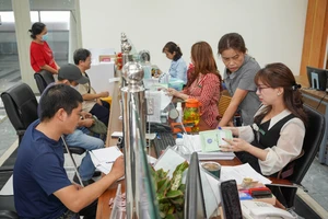 Đi du học nhưng vẫn làm việc online, có phải đóng BHXH bắt buộc không?