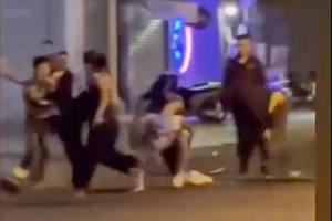 Clip ghi cảnh nhóm du khách nước ngoài bị đánh tới tấp ở Nha Trang