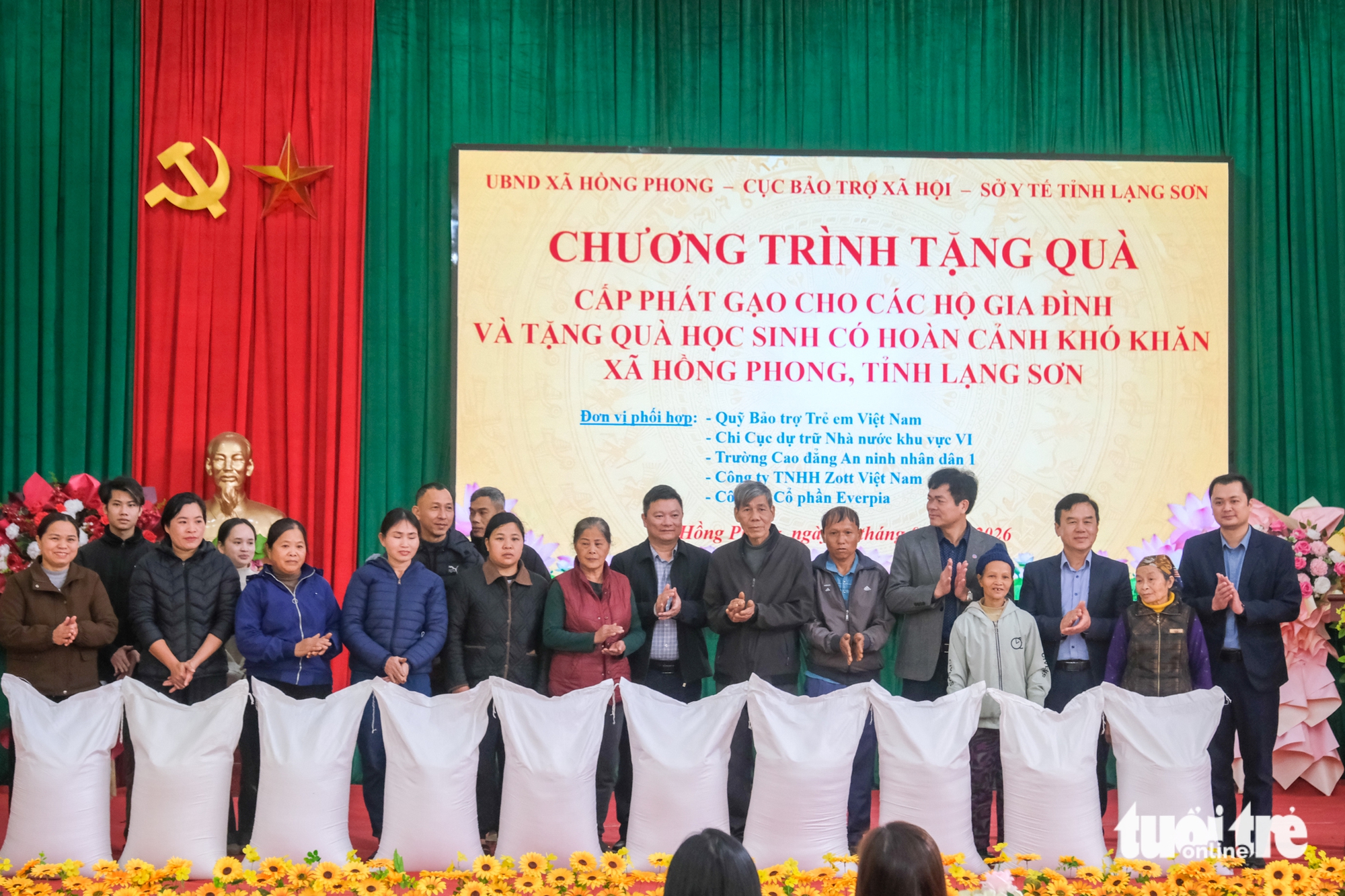 Những bao gạo đến vùng biên, Tết ấm hơn với học sinh nghèo - Ảnh 4.