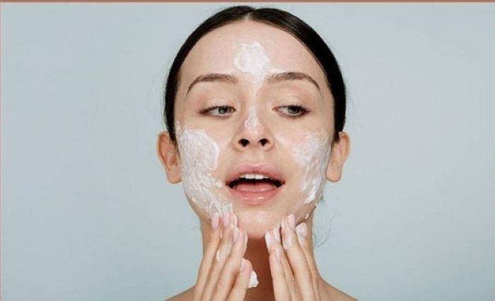 Tẩy da chết là bước cần thiết trong quy trình chăm sóc da.