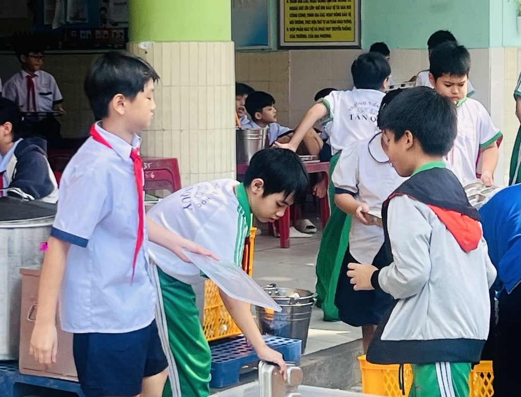 Phụ huynh vào trường kiểm tra đột xuất bữa ăn của con, phải báo trước? - 3