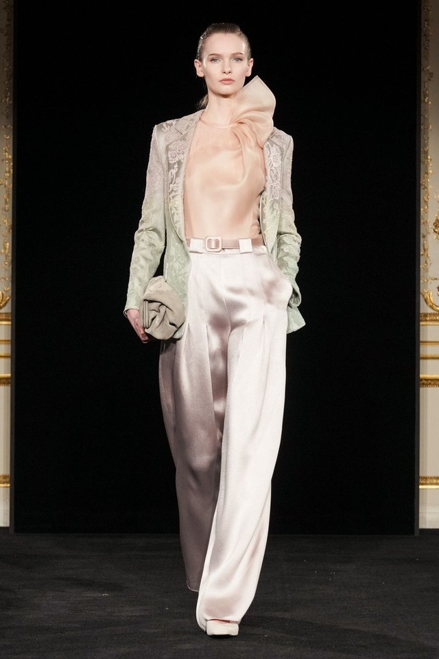 Quần suông vải mềm: bí quyết mặc thanh lịch mà không lộ khuyết điểm - Ảnh 6.