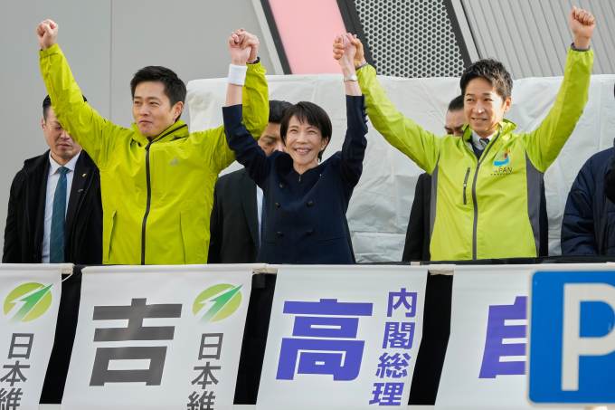 Bà Sanae Takaichi cùng hai đồng lãnh đạo đảng JIP vận động tranh cử tại Tokyo ngày 27/1. Ảnh: AP