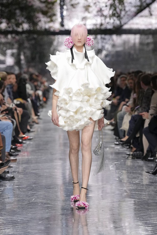 Ngắn mà thanh lịch: Công thức mặc trẻ, sang được chị em săn đón mùa lễ - Ảnh 2.