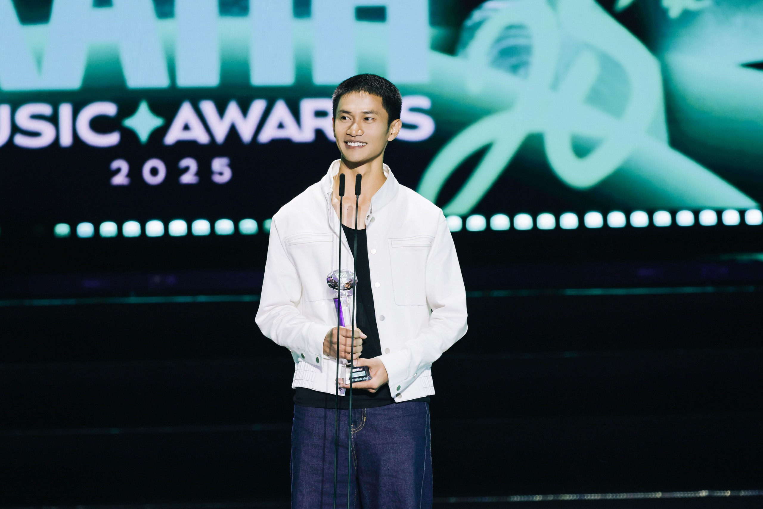 Hòa Minzy bật khóc, Nguyễn Hùng 'Mưa đỏ' thắng lớn tại Làn Sóng Xanh - Ảnh 3.