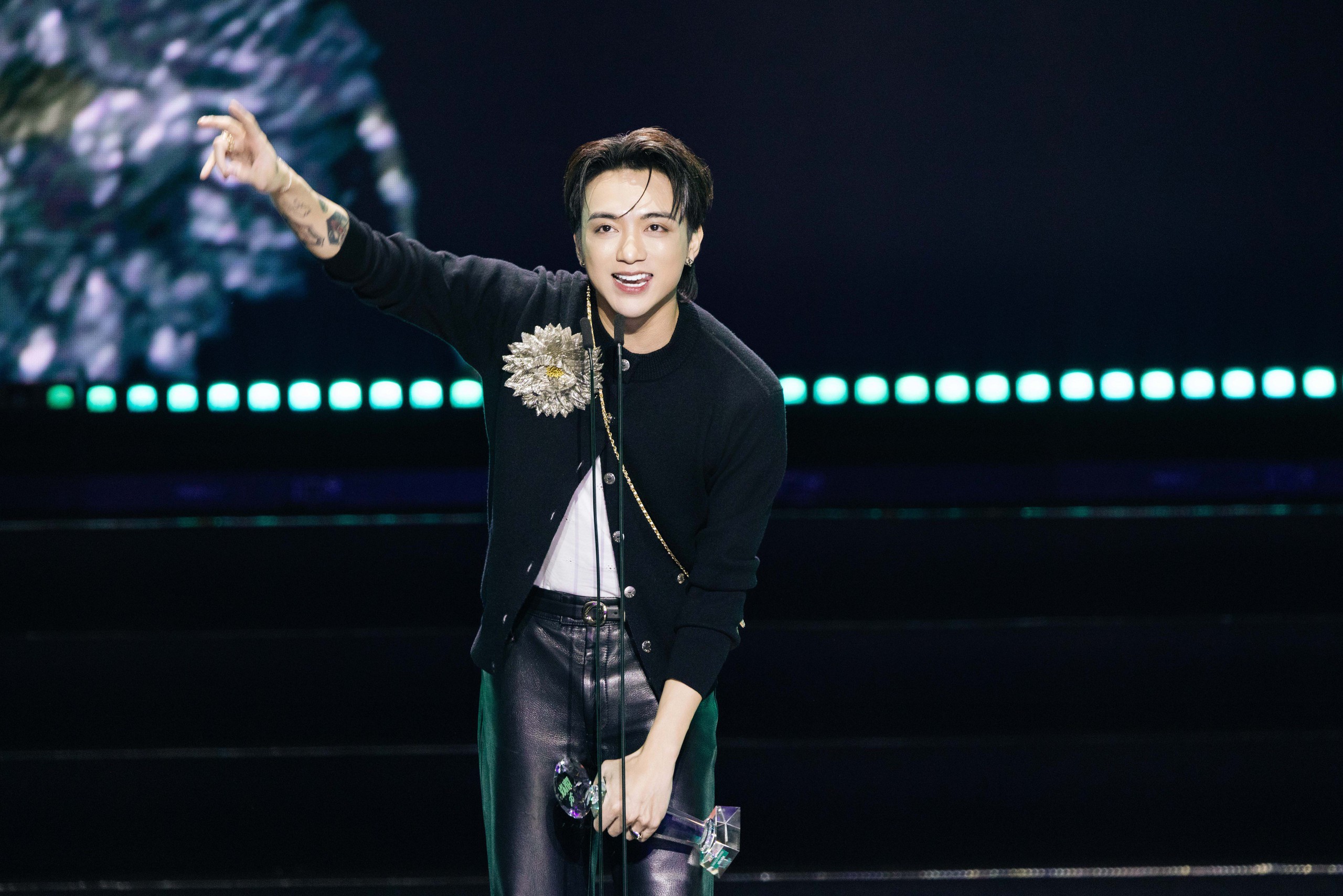 Hòa Minzy bật khóc, Nguyễn Hùng 'Mưa đỏ' thắng lớn tại Làn Sóng Xanh - Ảnh 4.