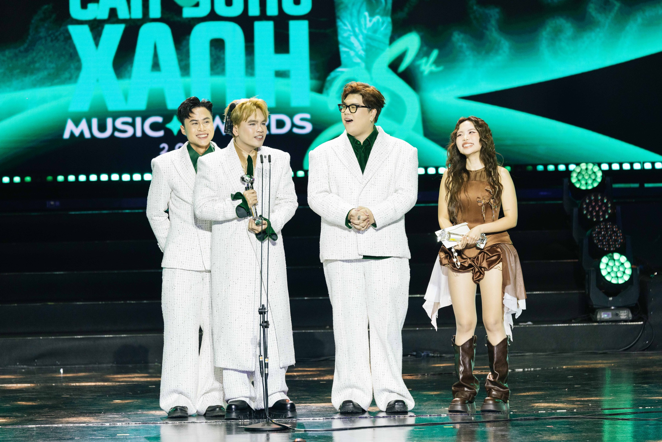 Hòa Minzy bật khóc, Nguyễn Hùng 'Mưa đỏ' thắng lớn tại Làn Sóng Xanh - Ảnh 6.