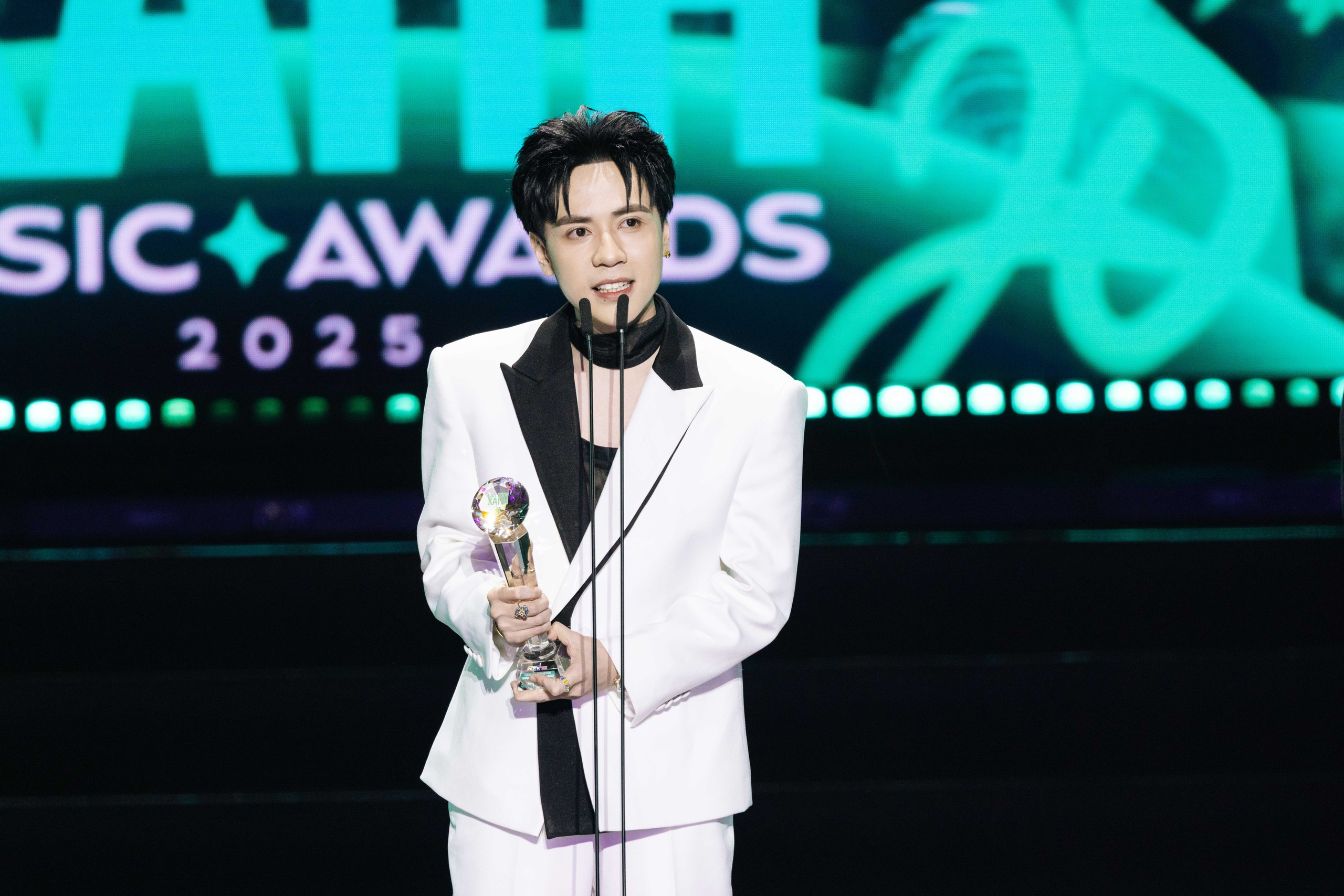 Hòa Minzy bật khóc, Nguyễn Hùng 'Mưa đỏ' thắng lớn tại Làn Sóng Xanh - Ảnh 7.