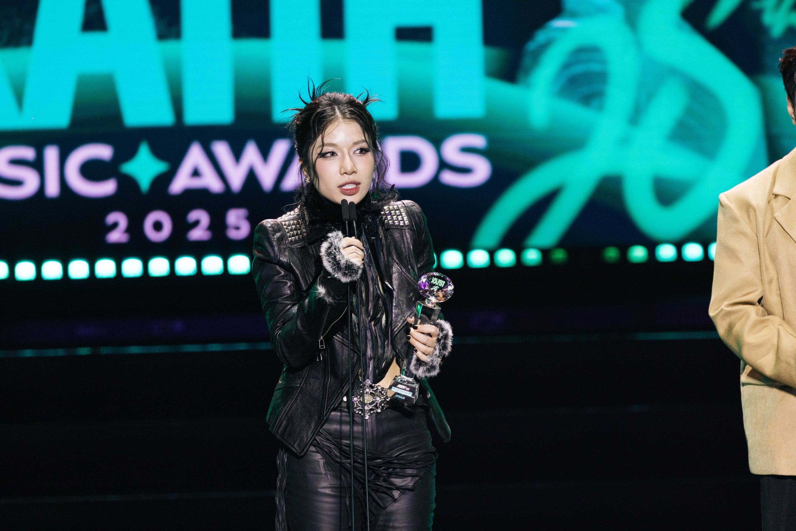 Hòa Minzy bật khóc, Nguyễn Hùng 'Mưa đỏ' thắng lớn tại Làn Sóng Xanh - Ảnh 8.