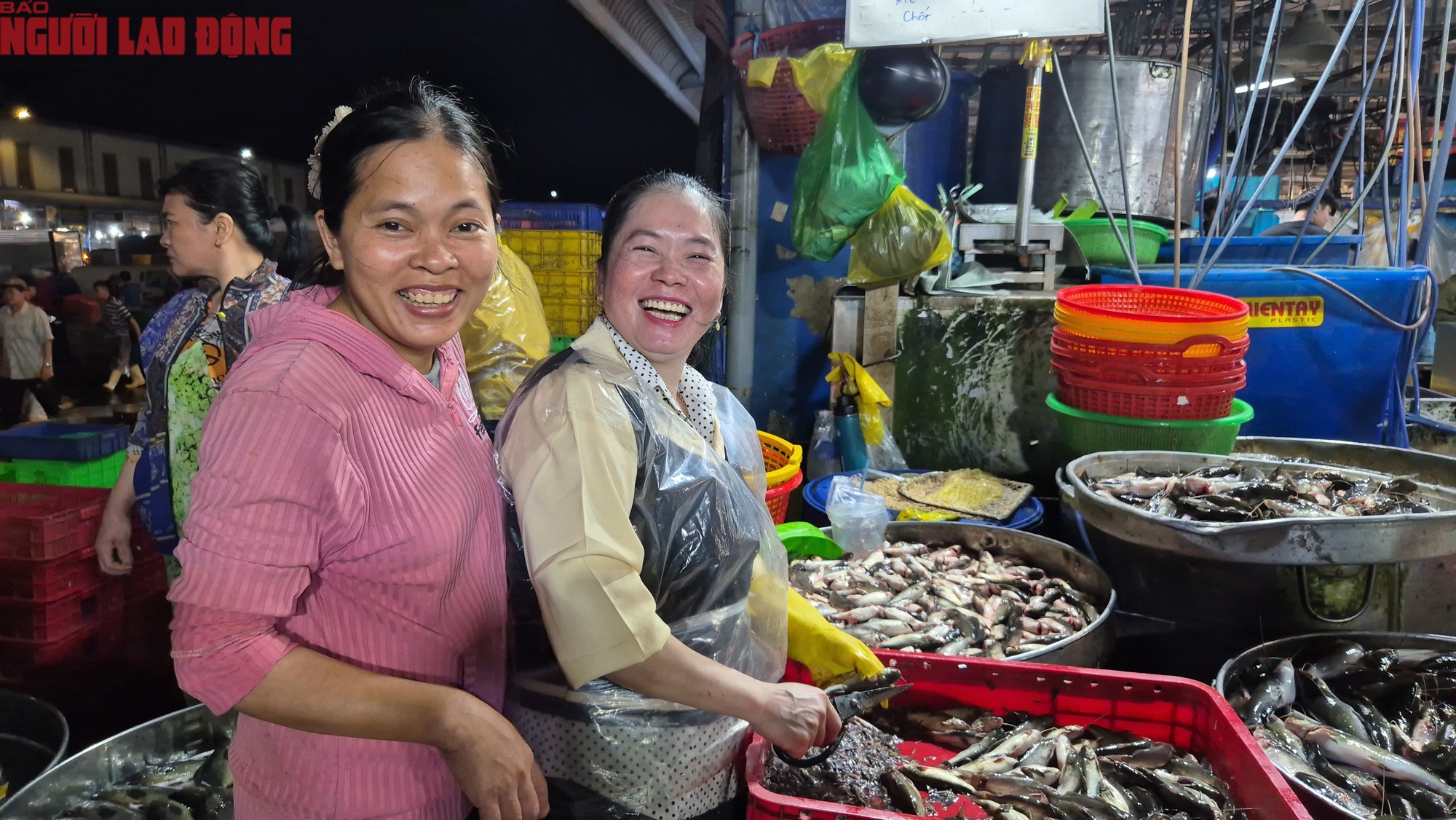 Nửa đêm ở chợ đầu mối TP HCM trước Tết Bính Ngọ 2026 - Ảnh 3.