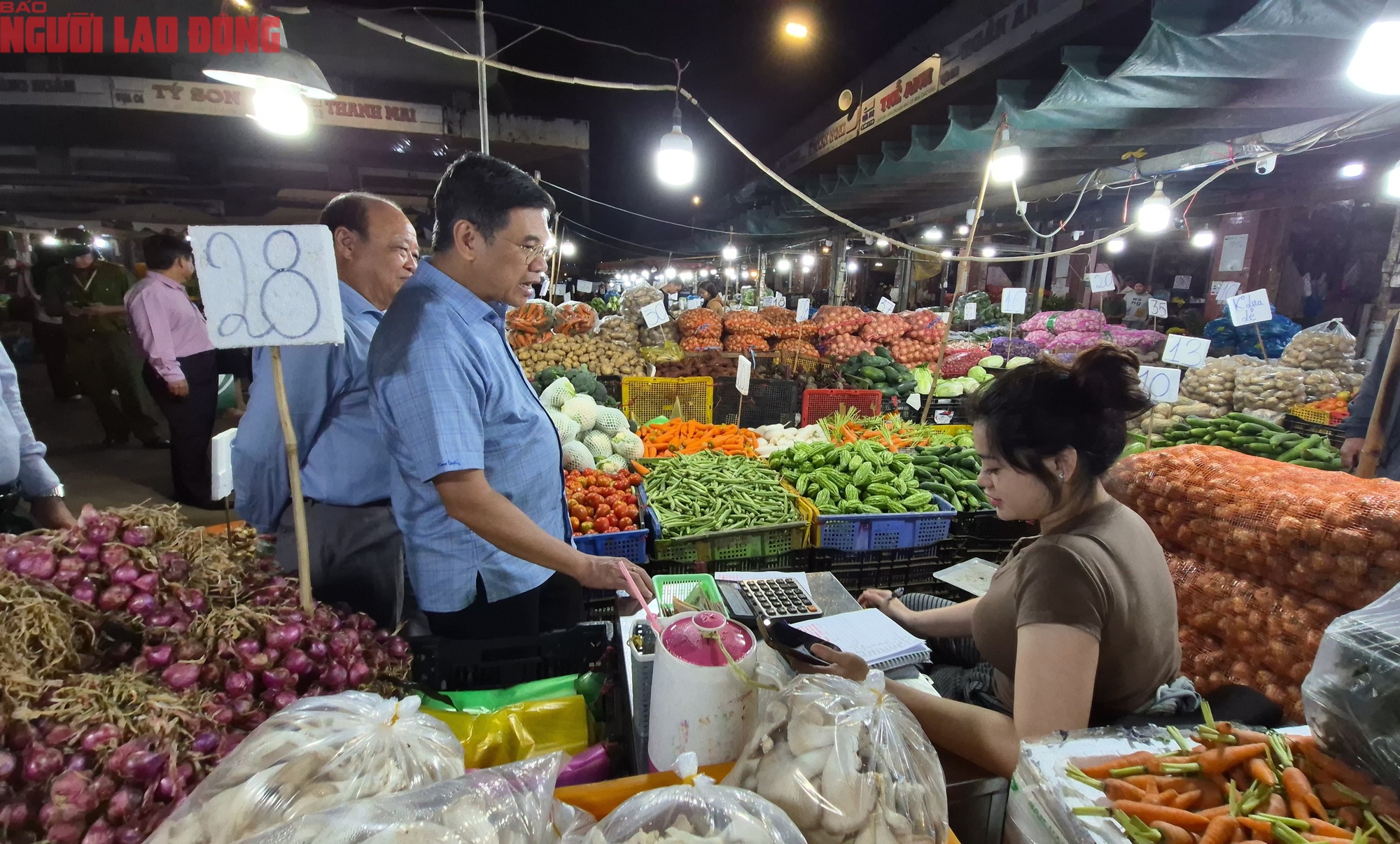 Nửa đêm ở chợ đầu mối TP HCM trước Tết Bính Ngọ 2026 - Ảnh 9.