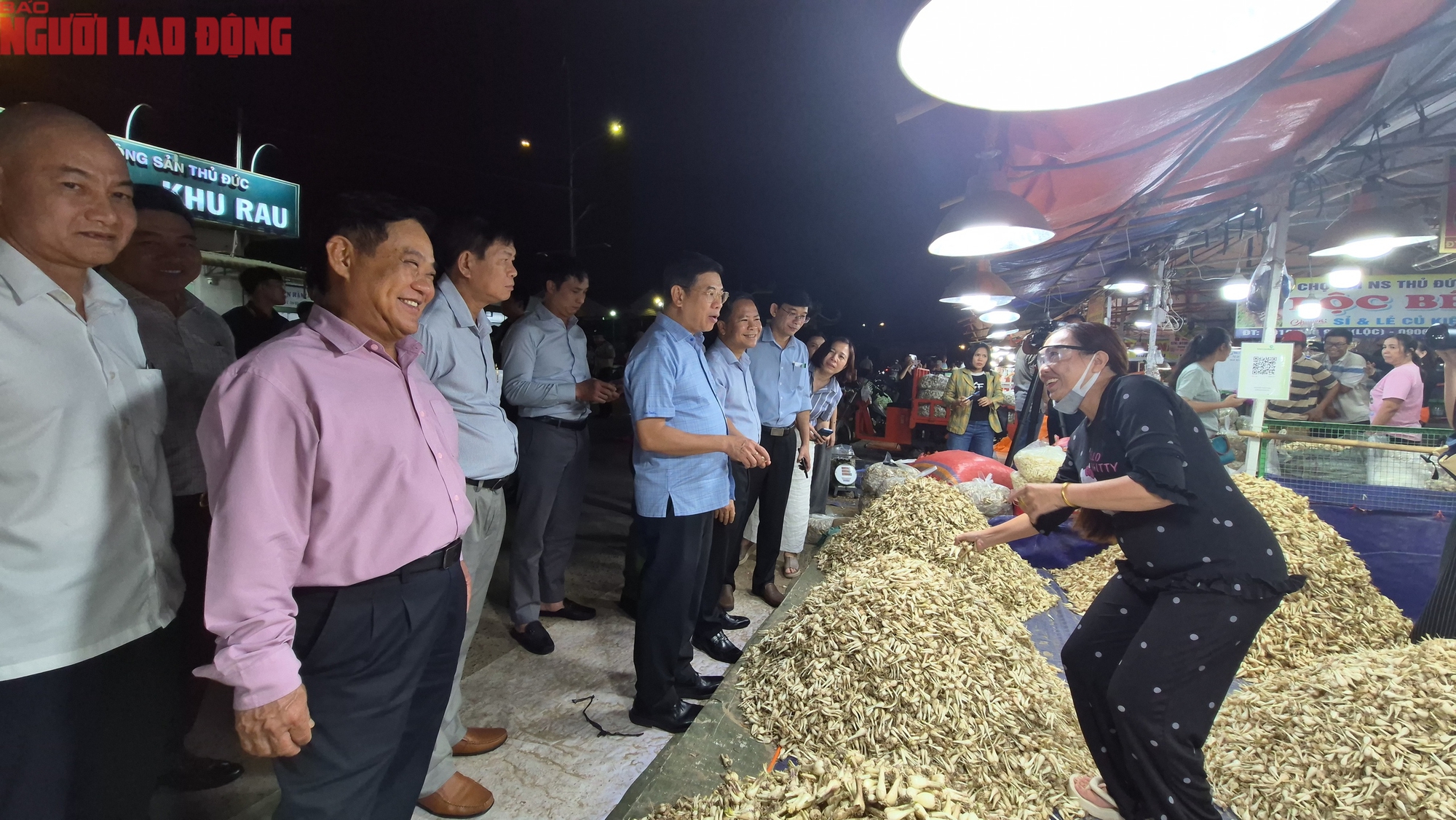 Nửa đêm ở chợ đầu mối TP HCM trước Tết Bính Ngọ 2026 - Ảnh 11.