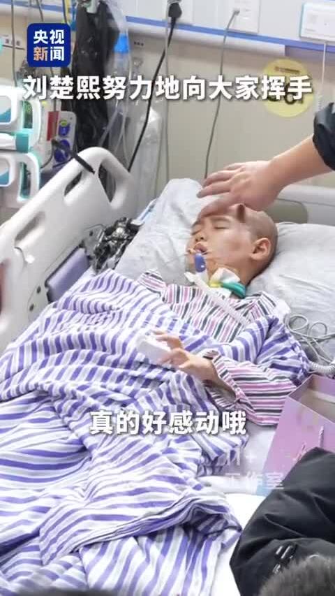 Cậu bé 8 tuổi hồi sinh sau 55 ngày hôn mê sâu nhờ tiếng gọi của bạn bè