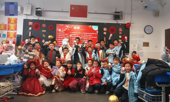 Sở Hy (hàng 2, đầu tiên từ trái sang) cùng các bạn trong lớp năm 2025. Ảnh: Xinhua