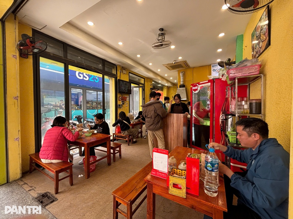 Sau vụ xử phạt, quán bún riêu cô Hương béo ở Hà Nội giảm 20% lượng khách - 2