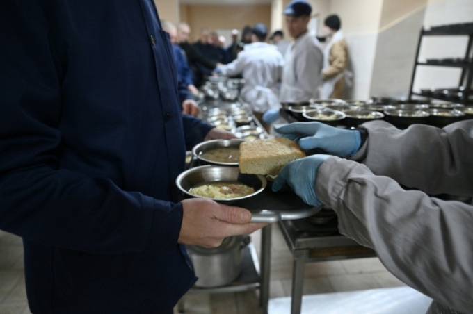 Tù binh nhận suất ăn trưa. Ảnh: AFP
