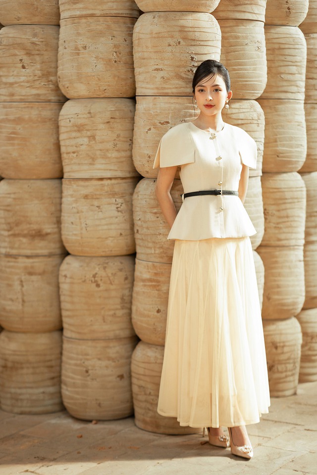 Khoe dáng tinh tế với bộ đôi áo peplum cùng chân váy - Ảnh 4.