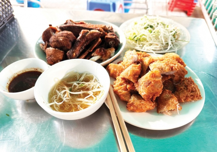 Bánh áp chao thịt vịt là món ăn hấp dẫn ở Cao Bằng.