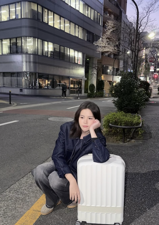 Bản phối đời thường trở nên ấn tượng hơn với. áo khoác denim  - Ảnh 3.