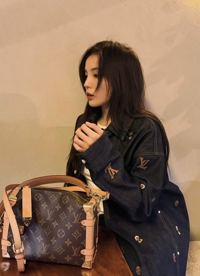 Bản phối đời thường trở nên ấn tượng hơn với. áo khoác denim  - Ảnh 6.