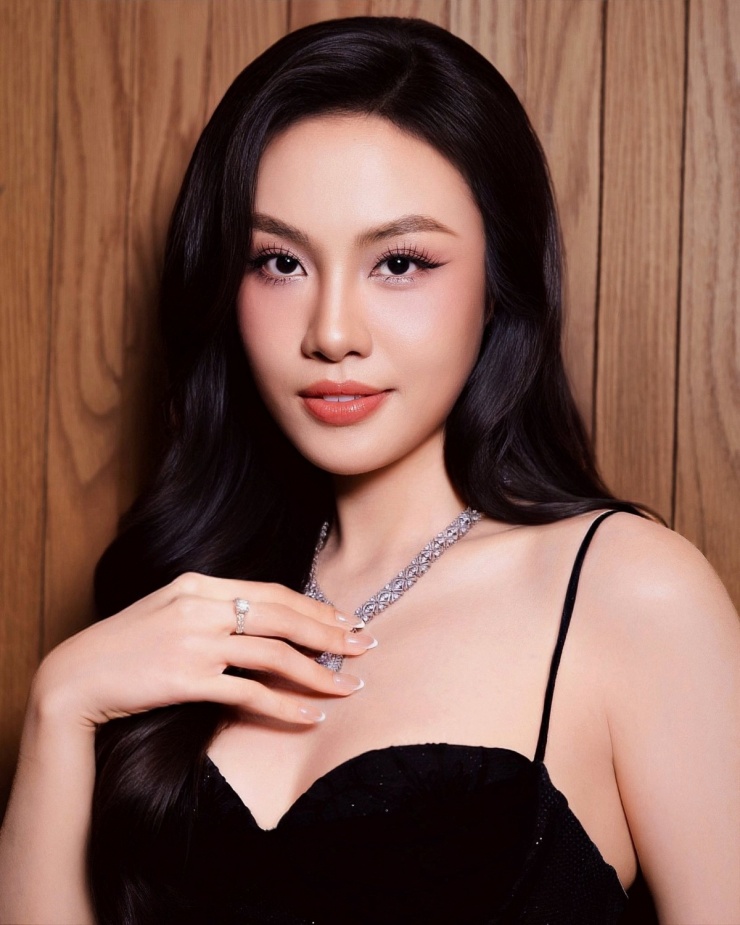 Á hậu Thủy Tiên biến đổi sắc vóc sau 10 năm - 3