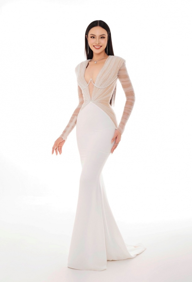 Á hậu được các nhà mốt, công chúng nhận xét ngày càng đẹp sắc sảo.