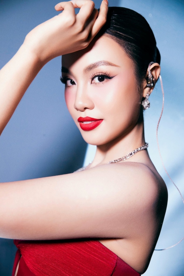 Cô tạo thiện cảm với người đối diện bằng nụ cười sáng.