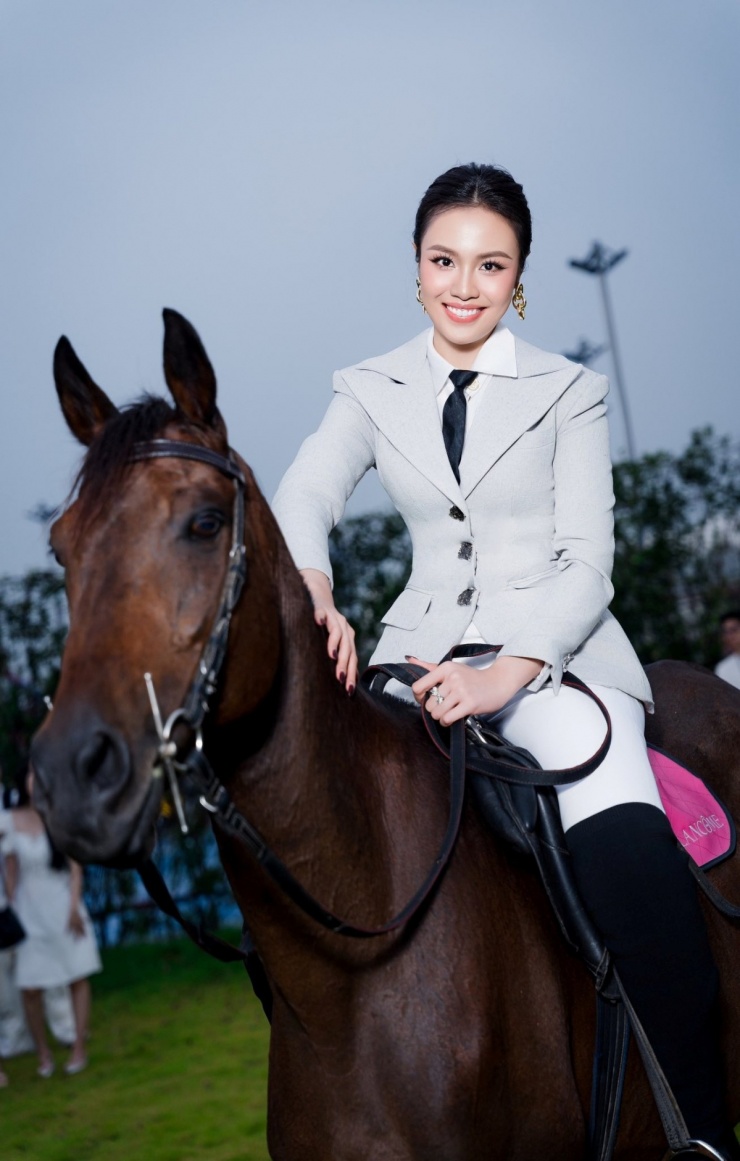 Á hậu trong bộ ảnh chụp cùng ngựa - linh vật năm Bính Ngọ - thực hiện đầu tháng 1.