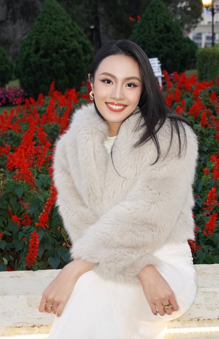 Nét đời thường của Á hậu Thủy Tiên. Cô có sở thích đi du lịch trải nghiệm. Năm 2025, người đẹp khám phá hang Sơn Đoòng và lần đầu đến Nhật Bản.