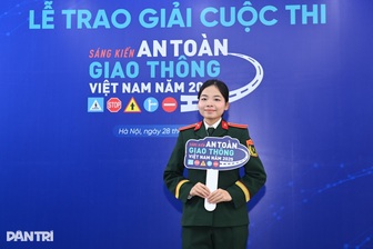 Trăn trở người thân gặp nạn, nữ quân nhân tạo hệ thống "tập trung lái xe"