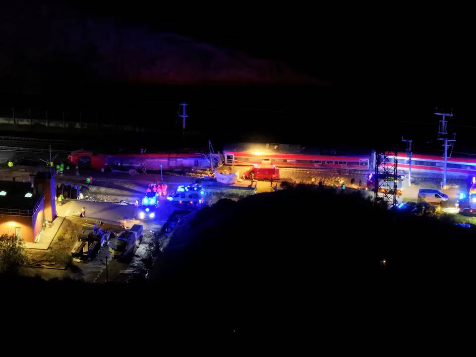 Hiện trường thảm họa tàu cao tốc tại Tây Ban Nha: 2 đoàn tàu biến dạng, hơn 100 người thương vong, có thể sẽ tìm thấy thêm nhiều thi thể- Ảnh 1.