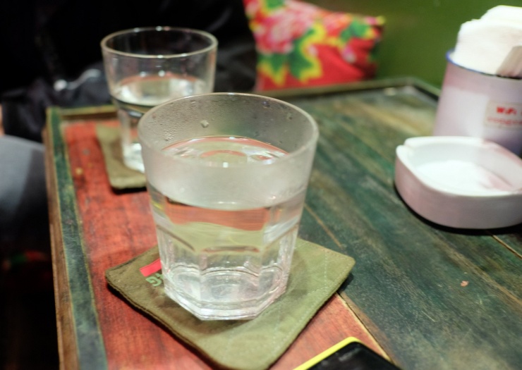 Những biểu hiện bất thường kéo dài sau khi uống nước có thể cảnh báo gan của một người suy giảm. Ảnh minh họa: Ban Mai