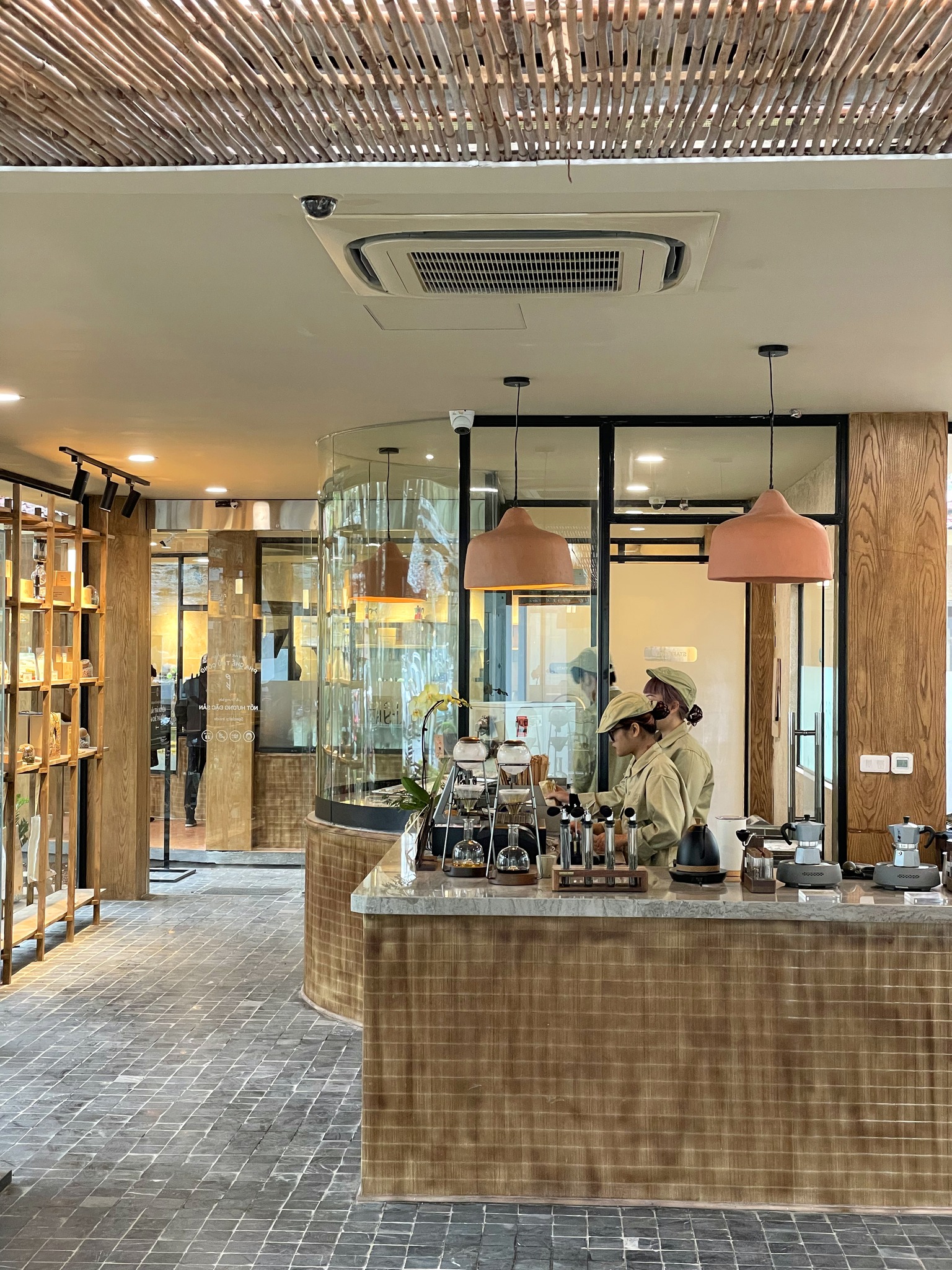 3 quán cà phê nằm gọn trong khuôn viên Bảo tàng Hồ Chí Minh, giới trẻ Thủ đô thi nhau truyền tai- Ảnh 1.