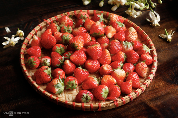 Hãy kết thúc bữa ăn bằng các loại quả mọng (dâu tây, việt quất) giúp làm chậm quá trình hấp thụ carbohydrate từ bữa chính. Ảnh: Bùi Thủy