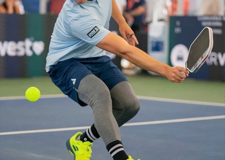 3 việc nên, 5 điều cần tránh khi chơi Pickleball để khỏe lâu dài 1 Pickleball giúp dân văn phòng giảm stress và khỏe tim mạch.