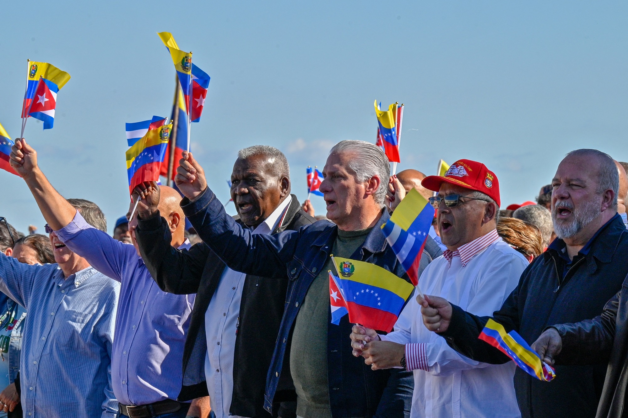 30 công dân Cuba chết trong chiến dịch của Mỹ ở Venezuela, ông Trump cảnh báo Colombia - Ảnh 1.