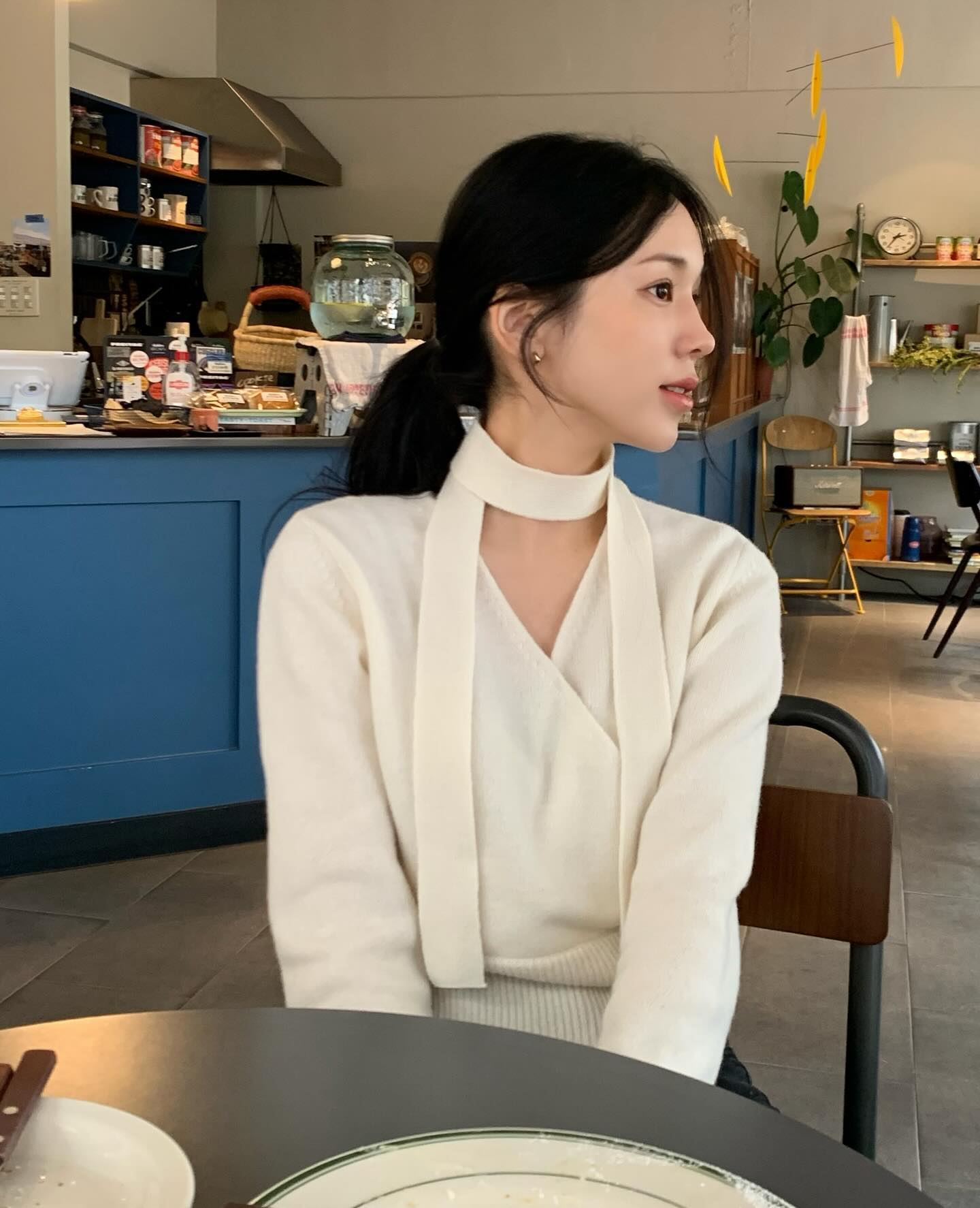 4 cách buộc tóc tuyệt đẹp và thanh lịch khi mặc áo len- Ảnh 1.