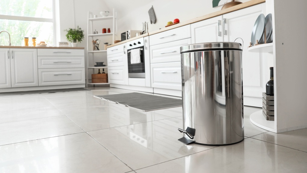 4 cách giấu thùng rác cực khéo giúp bếp nhà bạn sang, gọn hơn - 1