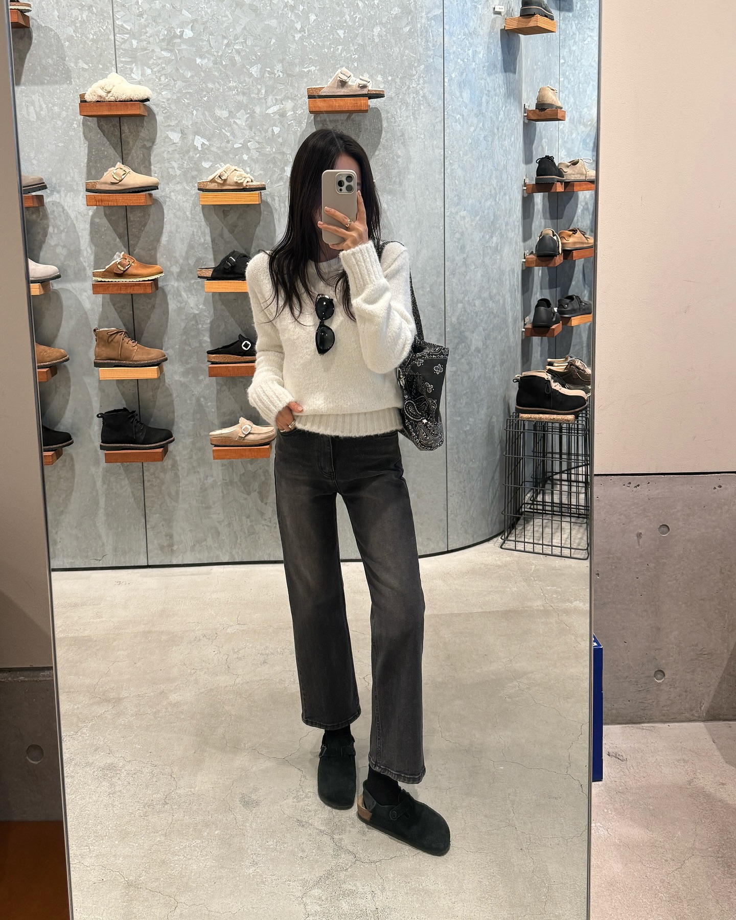 Phụ nữ trên 40 tuổi đừng chọn bừa khi sắm quần jeans: 4 kiểu này mới là đúng nhất!- Ảnh 1.