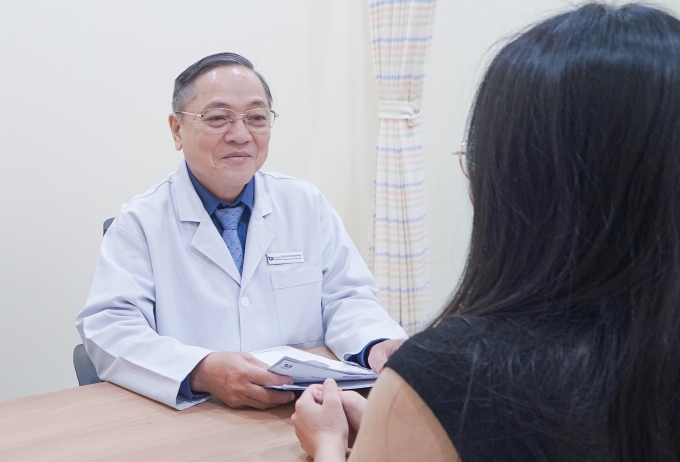 Bác sĩ Khoe thông báo kết quả xét nghiệm HPV âm tính cho một phụ nữ. Ảnh: Bệnh viện Đa khoa Tâm Anh