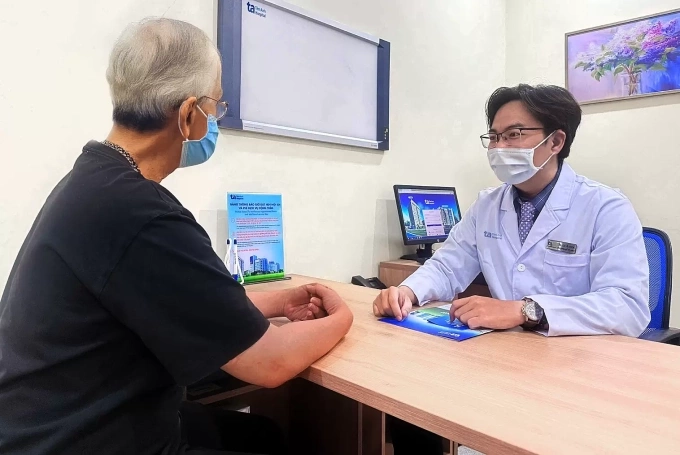 Bác sĩ Lê Khoa khám cho người bệnh. Ảnh minh họa: Bệnh viện Đa khoa Tâm Anh