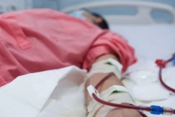 Nữ sinh 18 tuổi suy thận giai đoạn cuối bật khóc thừa nhận một sai lầm nhiều người Việt mắc phải