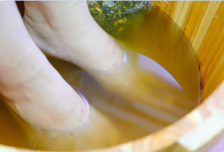 4 vị trí trên cơ thể nên chăm sóc kỹ vào mùa đông 1 Ngâm chân có nhiều tác dụng cho sức khỏe. Ảnh: Vũ Nhung.