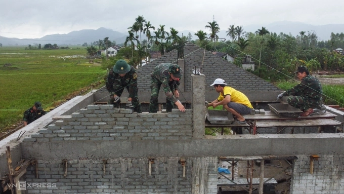 Quân đội giúp người dân xây dựng lại nhà tại xã Hòa Thịnh, Đăk Lăk, tháng 12/2025. Ảnh: Bùi Toàn