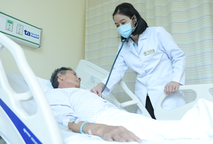Bác sĩ Ngọc kiểm tra sức khỏe cho bệnh nhân trước lúc xuất viện. Ảnh: Trung Vũ