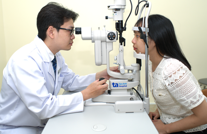 Bác sĩ Huy khám mắt cho một phụ nữ. Ảnh minh họa: Bệnh viện Đa khoa Tâm Anh